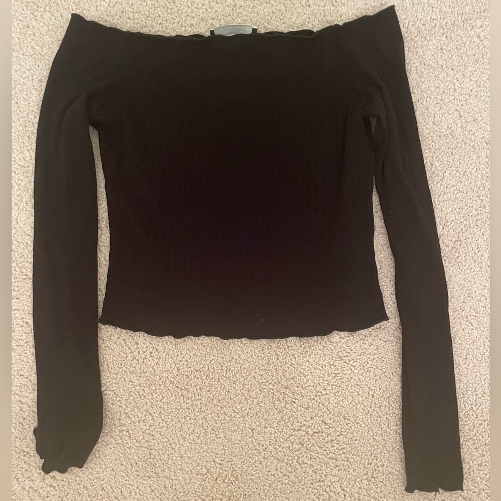 Black scallop trim off the shoulder long sleeve top